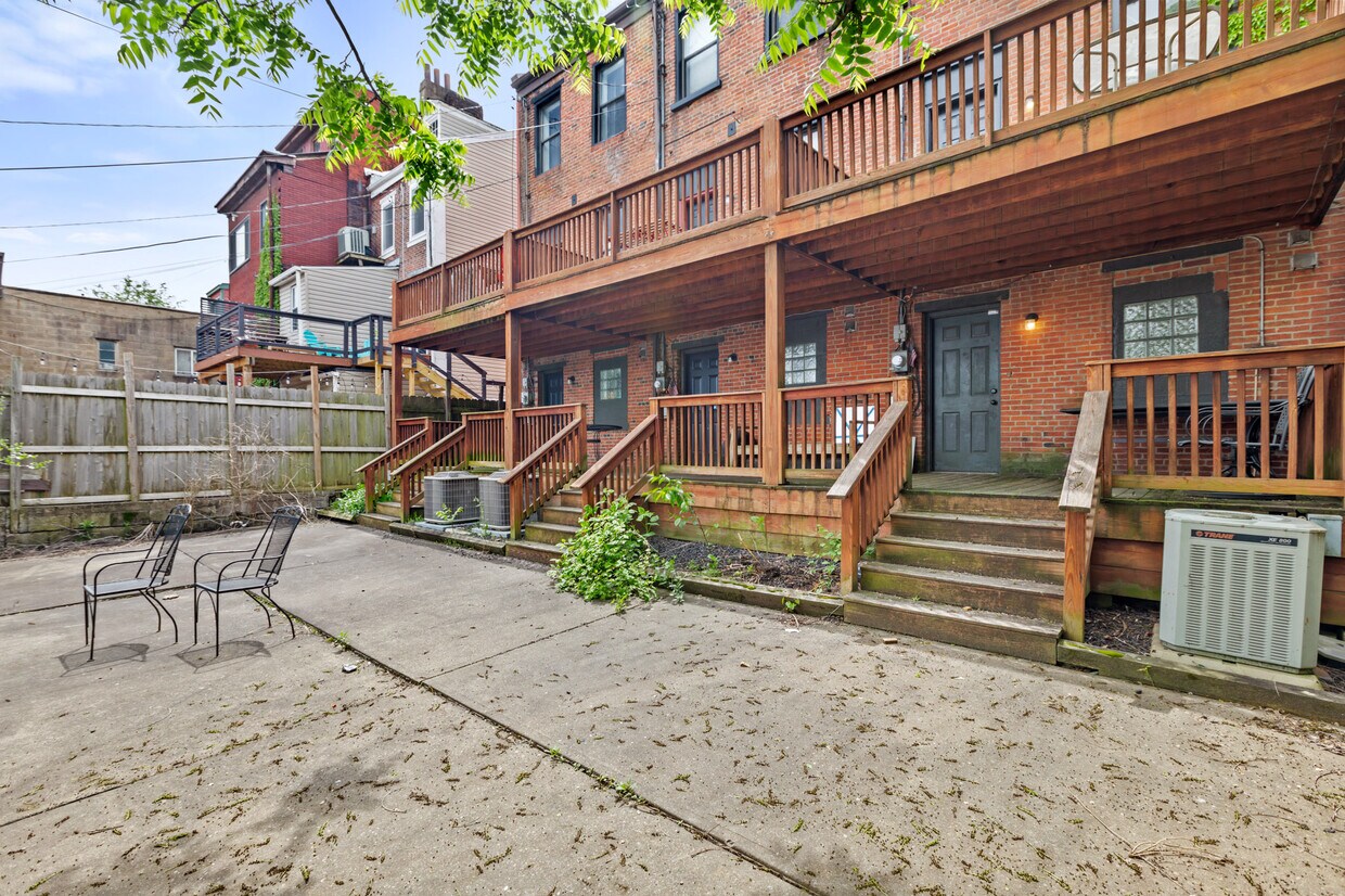 Primary Photo - 411 E Carson St