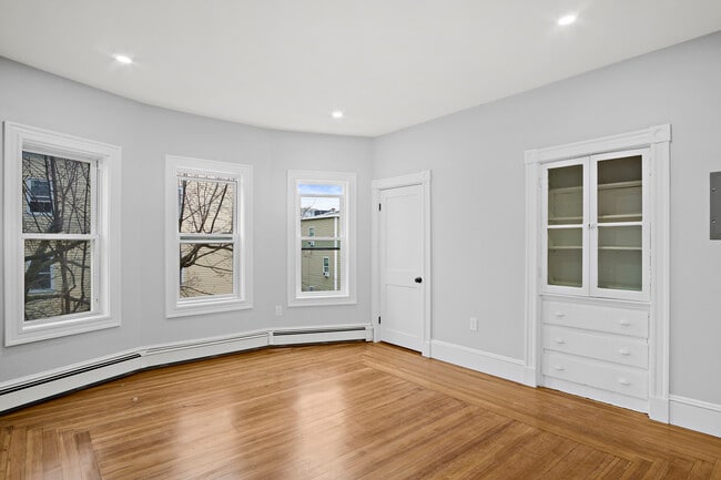 Building Photo - 38 Woodford St