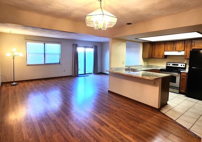 Building Photo - 3858 S Chalet Cir