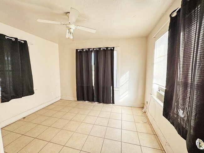 Foto del edificio - 504 W Ave E