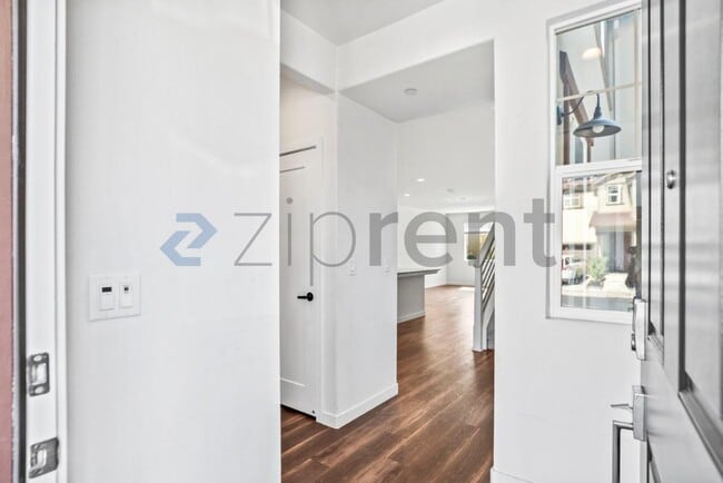 Building Photo - Unit