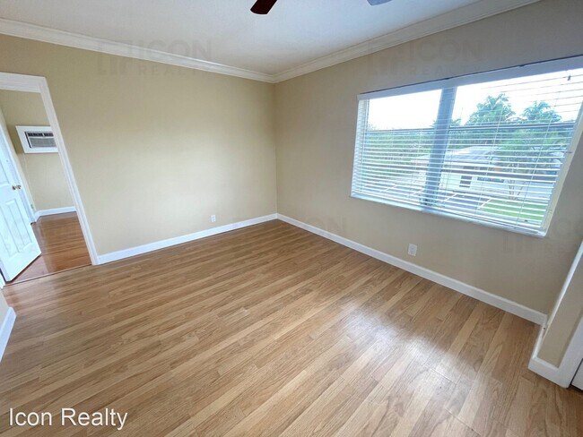 Building Photo - 1 br, 1 bath House - 1100 NE 9th Avenue #201