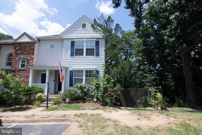 Foto del edificio - 611 Wind Ridge Dr