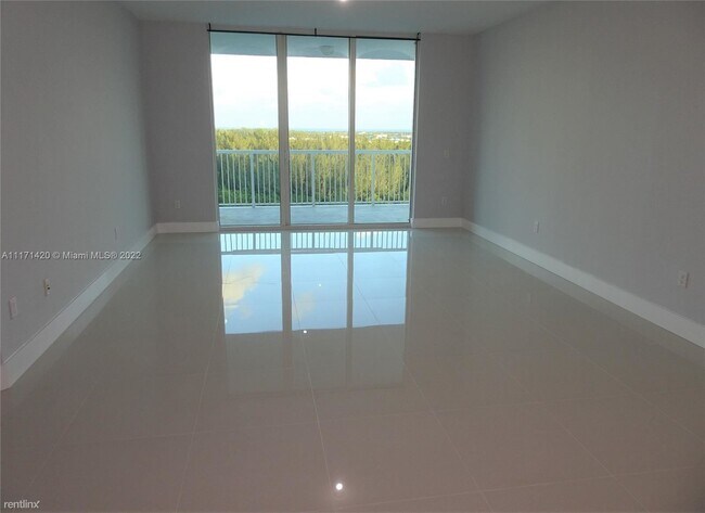 Building Photo - 3 br, 3 bath Condo - 15051 Royal Oaks Ln A...