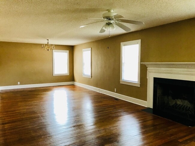 Building Photo - Rare Gem! Spacious and fantastic updated o...