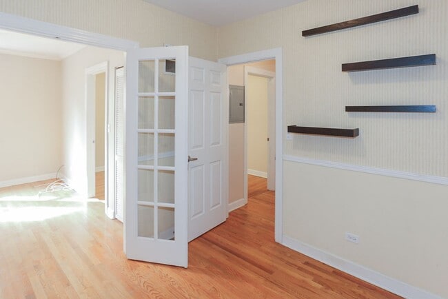 Building Photo - 657 W Roscoe St