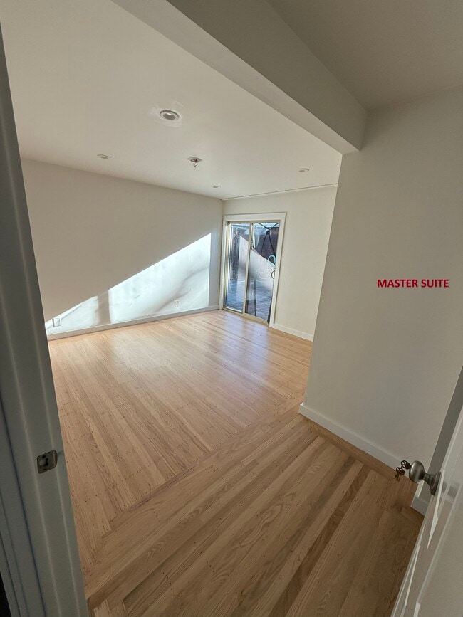 Suite principal $1600/mes Baño privado - 240 pies cuadrados - 944 Bruno St
