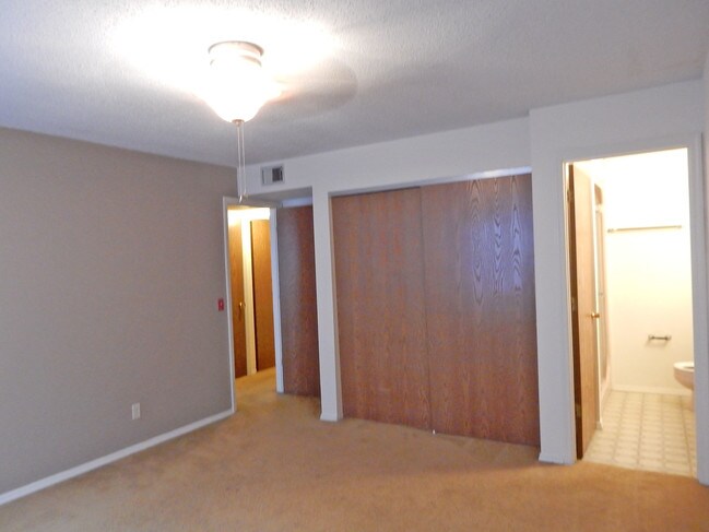Master bedroom with bath - 4420 Jamieson Ave