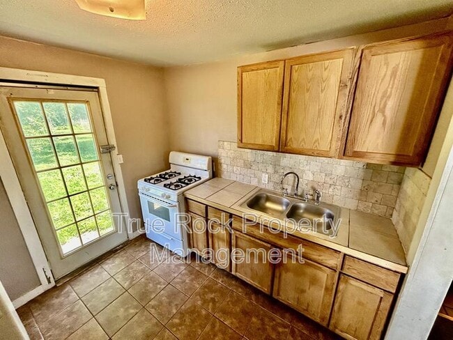 Building Photo - 204 E 2nd