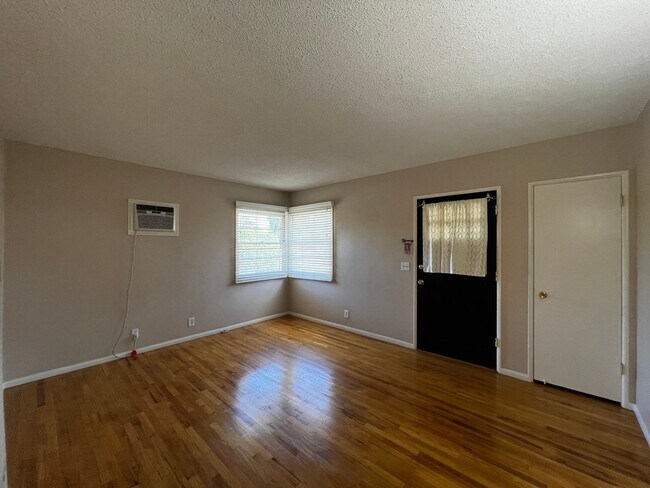 Foto del edificio - 1 Bedroom 1 Bath Duplex for Rent in Glendora