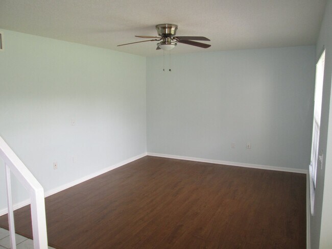 Building Photo - Don't miss this 3/2.5 Park Lake Townhouse ...