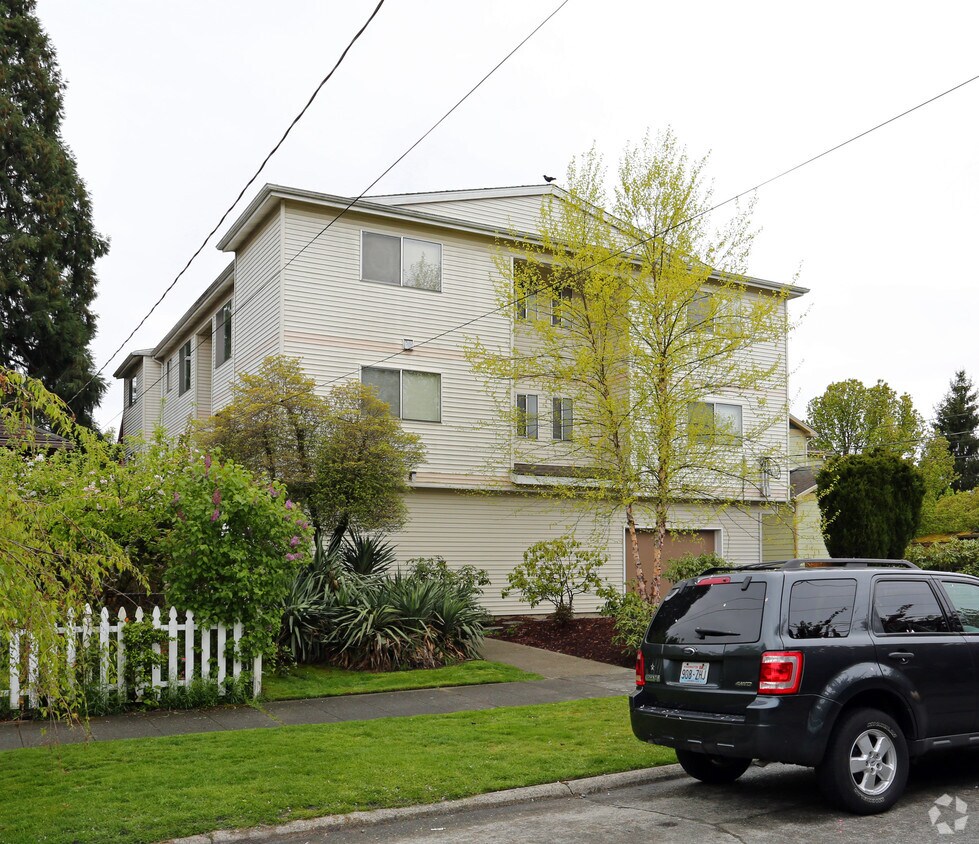 Building Photo - 1531 Apartments