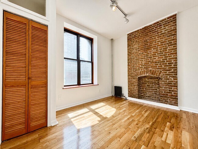 Building Photo - 3135 Broadway