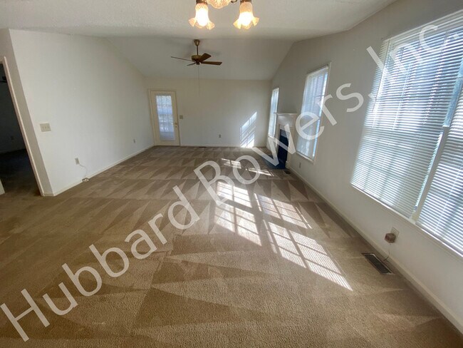 Building Photo - 83 N Lake Pointe Dr