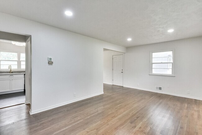 Building Photo - Beautiful 3 Bedroom Home!