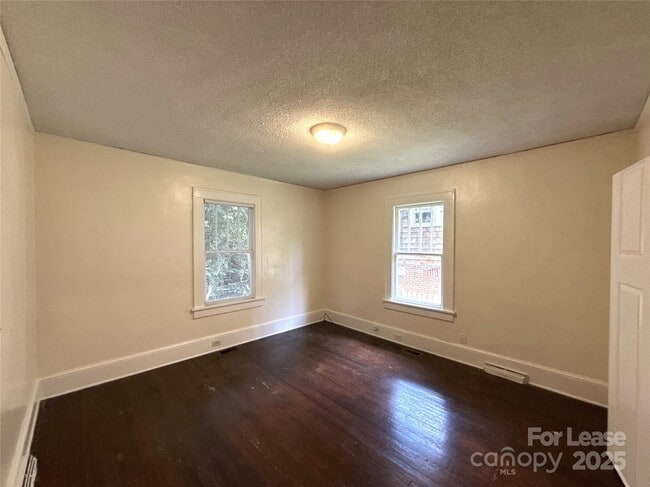 Foto del edificio - 2214 Floral Ave