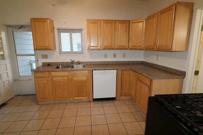 Building Photo - 153 Brockway Ave