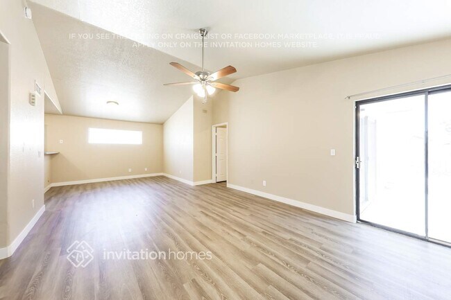 Foto del edificio - 8142 W Mescal St