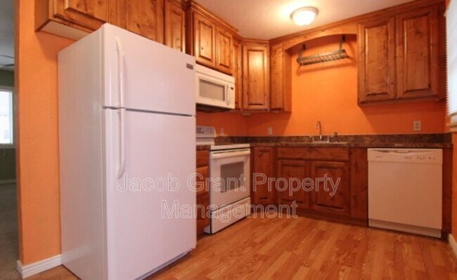 Building Photo - 215 Alpine Dr