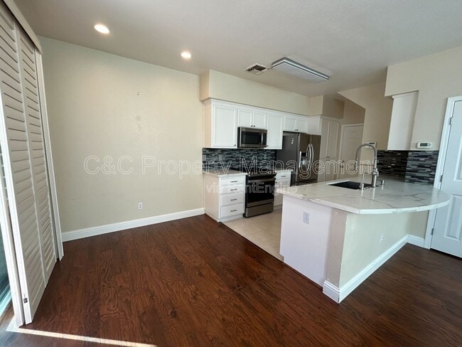 Foto del edificio - 5023 Lakeshore Dr