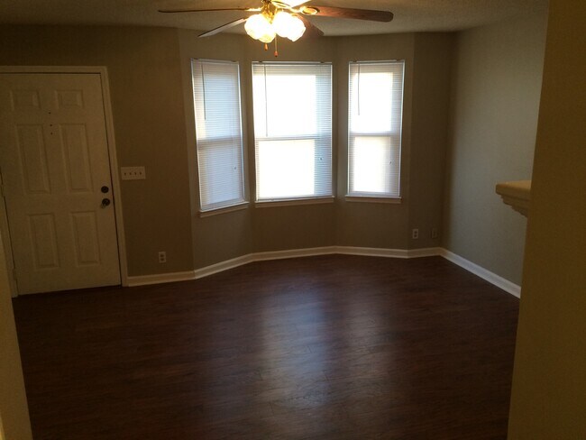 Foto del edificio - 3320 Lakeside Pl