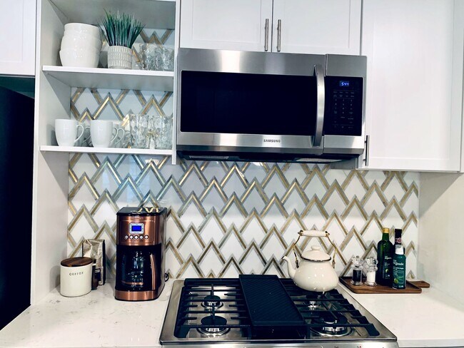 Foto del edificio - *** Near Domain * Stunning 4 Bedroom House...