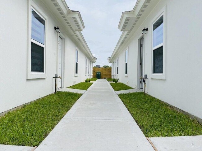 Foto del edificio - 909 W Carmel Ave