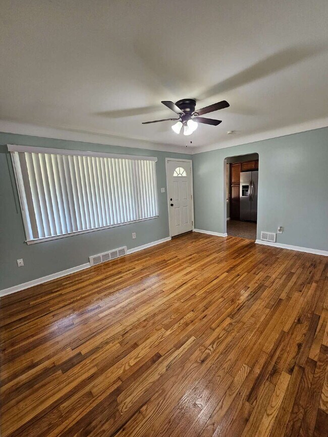 Foto del edificio - 3 Bedroom Brick Ranch, Updated Kitchen with Granite Countertops, Stainless-Steel Appliances, Hard...