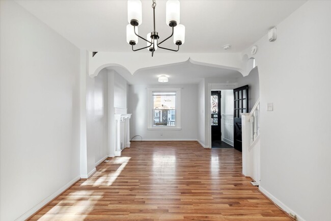 Building Photo - Newly Renovated 3-Bedroom Townhouse in Sha...