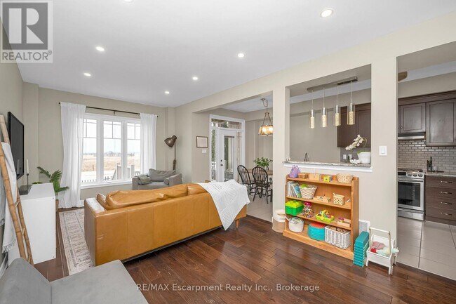 Photo du bâtiment - 8 Lakelawn Rd