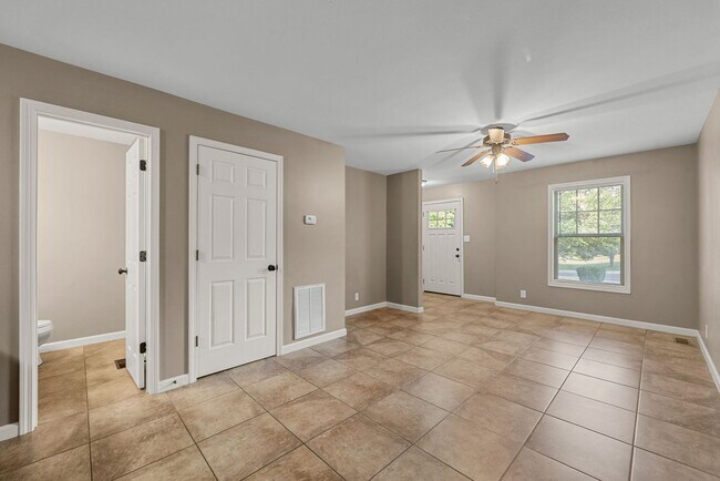 Foto del edificio - Pet Friendly Two Bedroom!