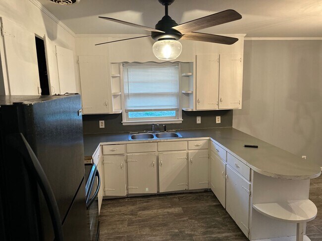 Building Photo - For Lease - 2 Bed, 1 Bath, 1100 sqft, Wate...