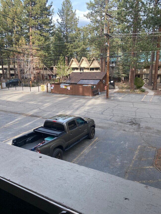 Vista desde el balcón hacia la piscina, el jacuzzi y el lavadero. - 1148 Herbert Ave