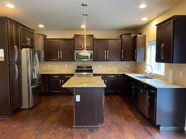 Foto del edificio - Stately Martha Lake 4 Bedroom Residence