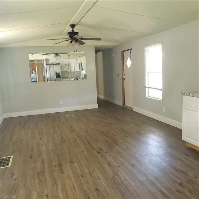 Building Photo - 215 2nd St