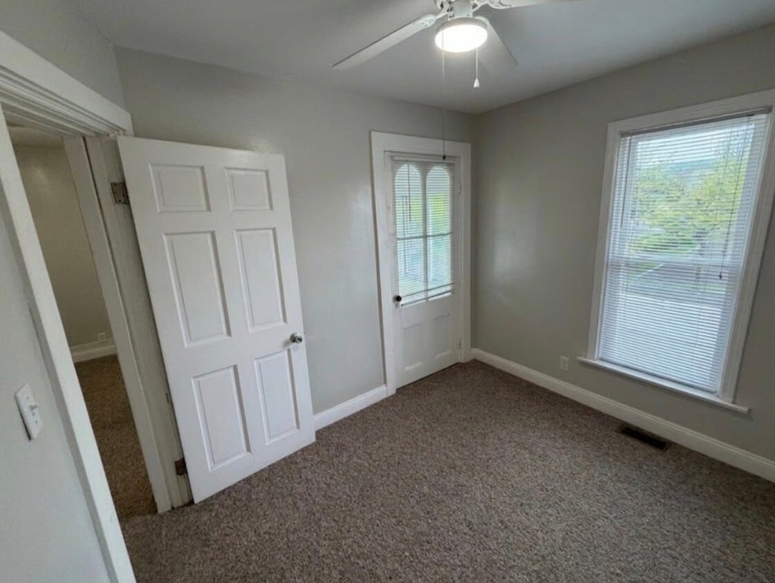 Building Photo - 313 Roe Ave