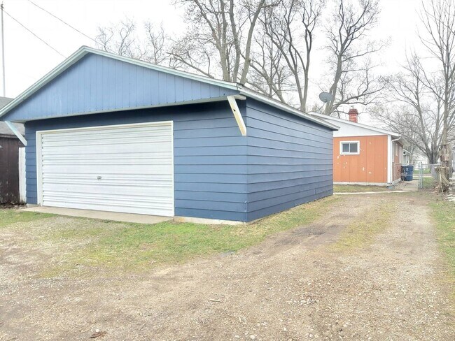 Building Photo - Charming 3 Bedroom Home in Mishawaka with ...