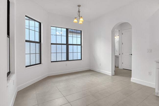 Building Photo - 2238 Salew St