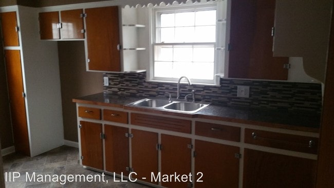 Building Photo - 873 Manitou Ave