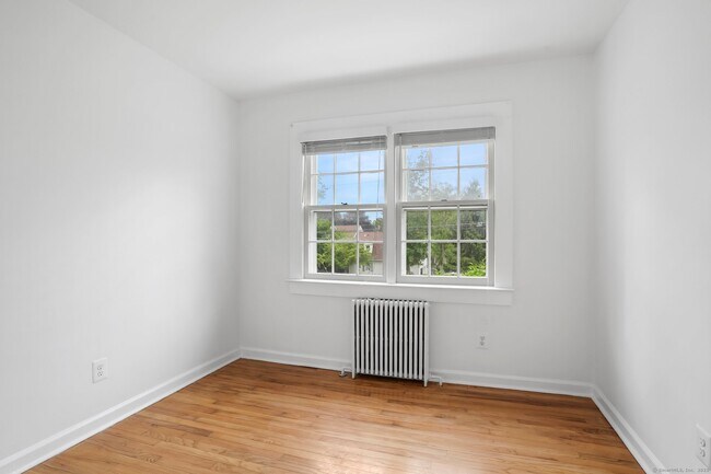 Foto del edificio - 481 Bronson Rd