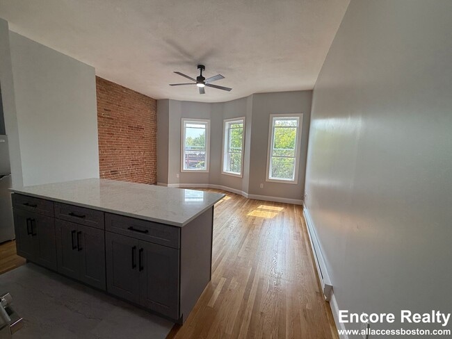 Building Photo - 120 London St