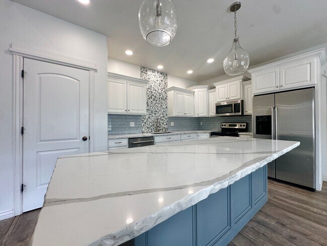 Foto del edificio - Stunning 6 Bed / 3 Bath | Great Location | Expansive Living Space