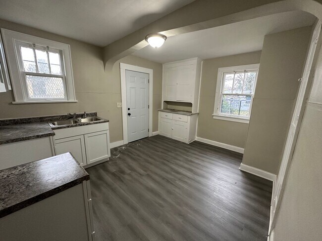 Building Photo - Inviting 3-Bed/1-Bath Duplex: Columbus Charm