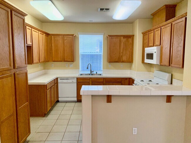 Foto del edificio - Beautiful Brentwood home with bed and full bath downstairs
