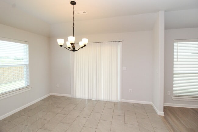 Building Photo - 263 W Tyler Rd