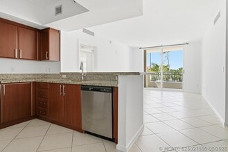 Building Photo - 403 S Sapodilla Ave