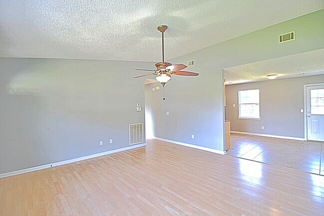 Building Photo - 850 Lyndsi Ln