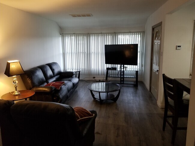 Foto del edificio - 2153 Findlay Ave