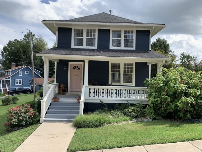 Building Photo - 3 Bed, 1.5 Bath Restored Historic Home w/ ...