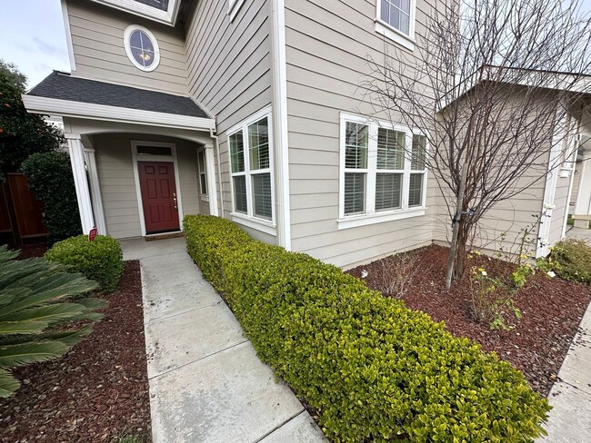 Building Photo - Beautiful 3 Bed 3 Bath Tracy Home